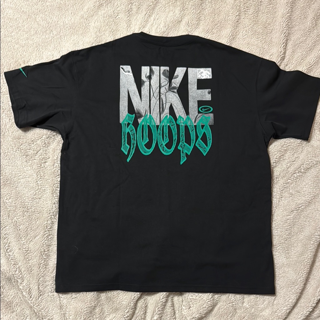 Nike The Nike Tee Nike The Nike Tee